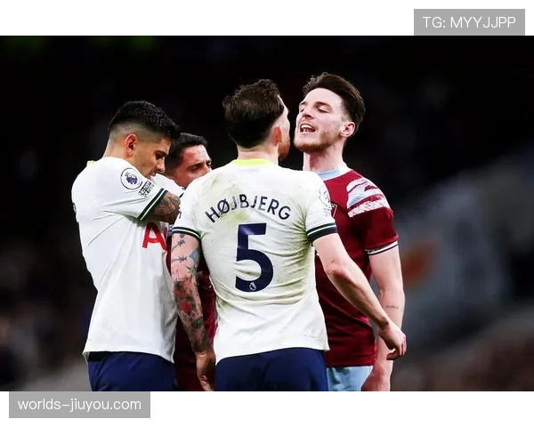 通讯：看台温情一幕，西汉姆联小球迷获赠赖斯签名球衣